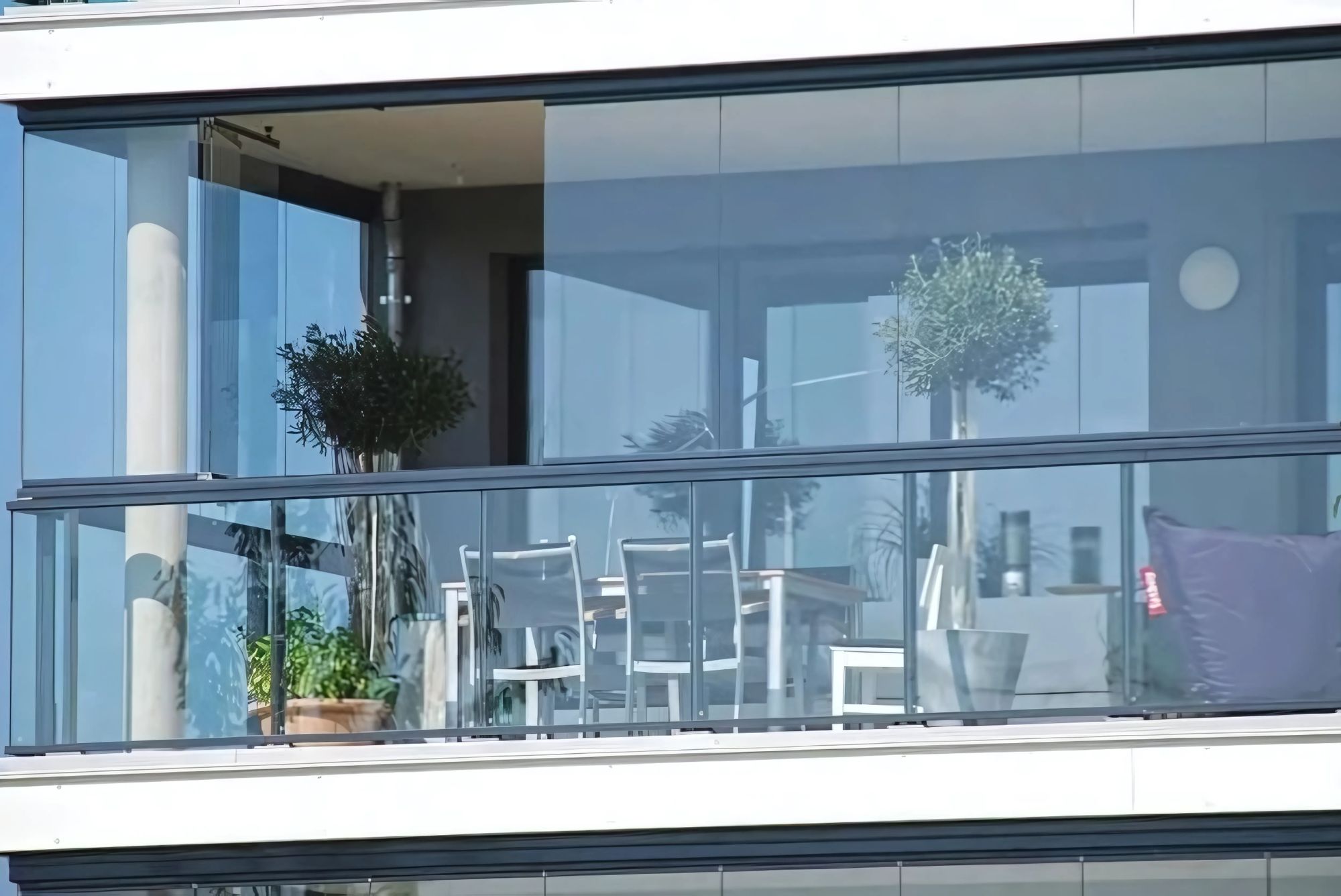 Chiudere un balcone con vetrate scorrevoli senza permessi