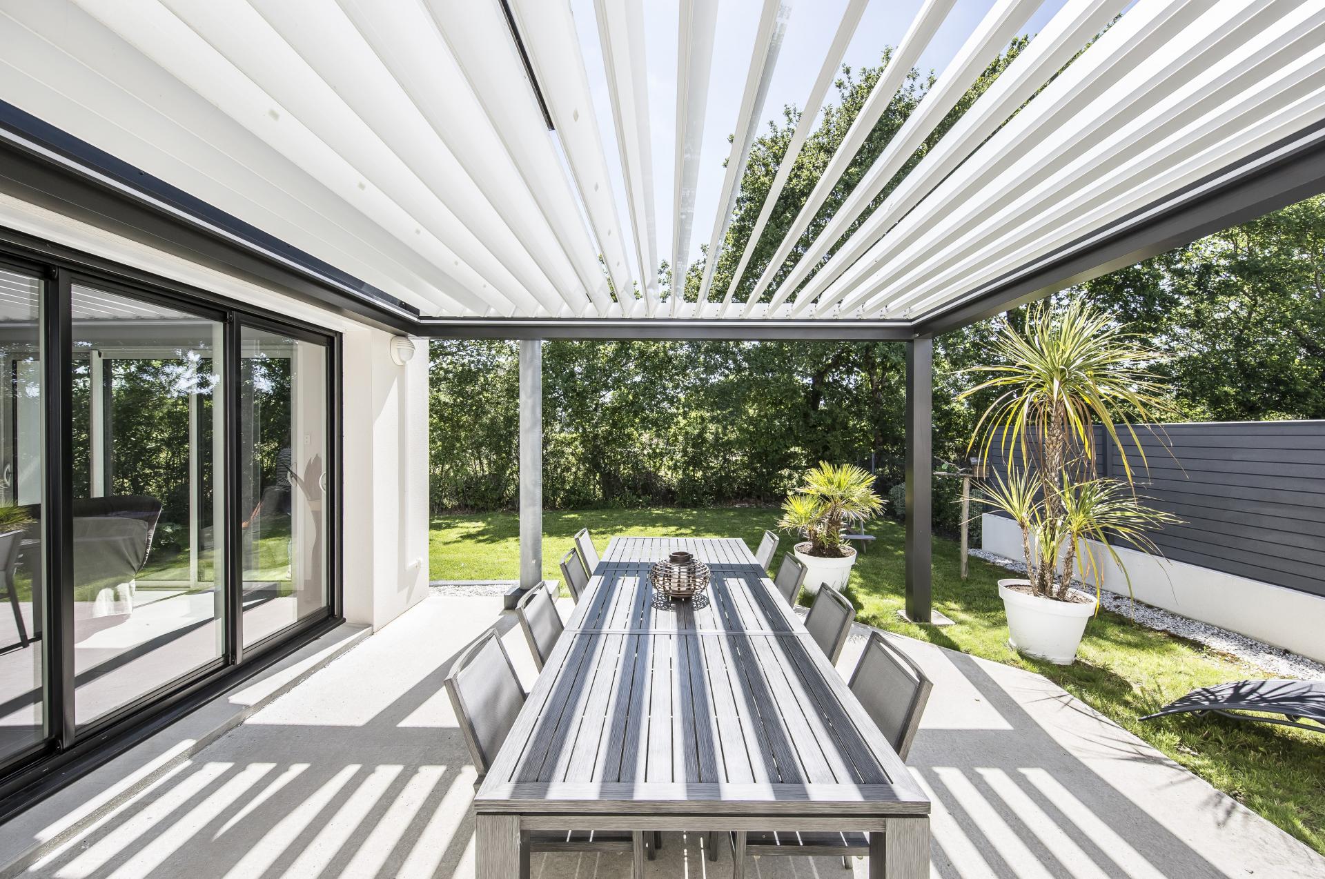 Pergola a lamelle orientabili: comfort, design e controllo del clima