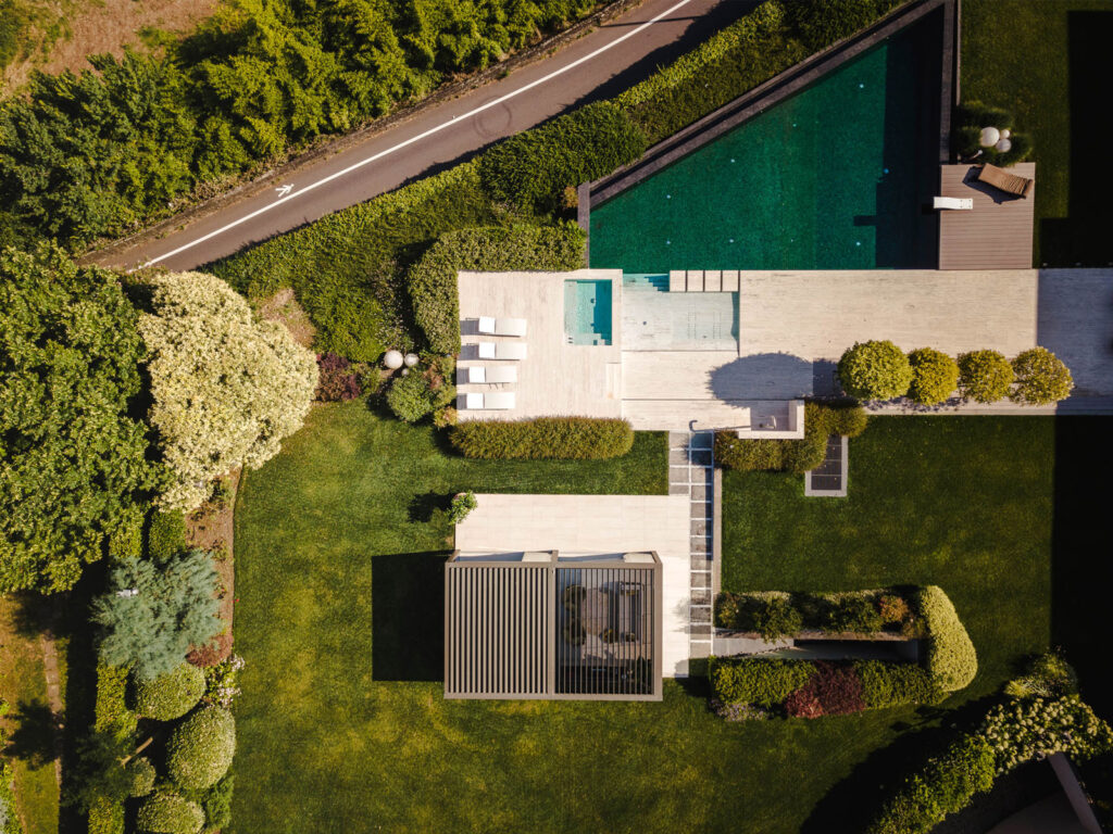 Progettare un giardino con piscina: soluzioni per vivere l’outdoor